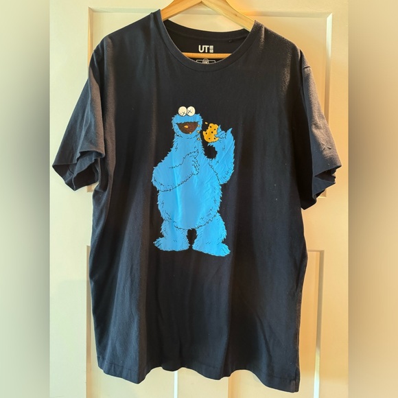 KAWS x Uniqlo Sesame Street Cookie Monster T-Shirt Size L - Picture 1 of 5
